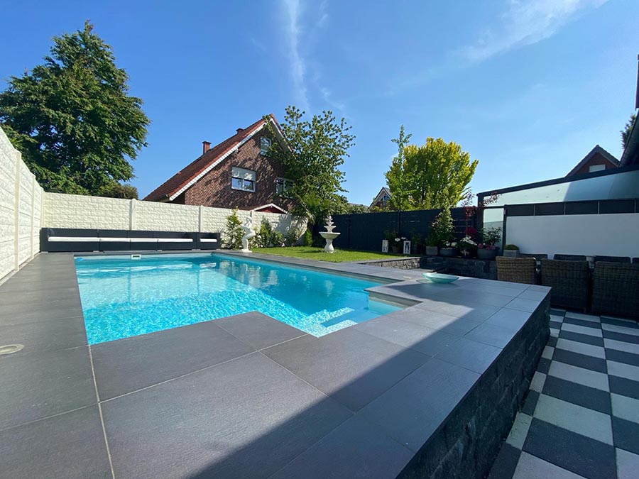Fertig gestalteter Garten mit Pool durch RTN-Bau-Consulting